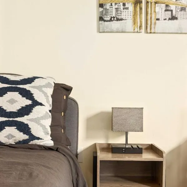 Newark Gem Pearl 3BR, 2BA - Sleeps 10 - Walk to Prudential Center and Newark Penn Station, Near EWR and American Dream Mall, includes WiFi - Laundry - Backyard - Gym, hotel in Newark