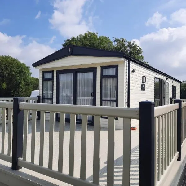 Sunset retreat caravan with large wrap around decking, hotel in Newquay