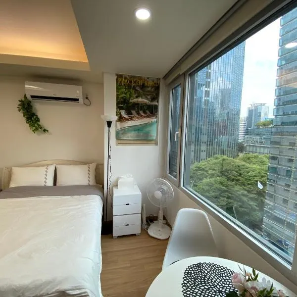 Gangnam stn 1min #clean cozy #business trip #plastic surgery #easy access to transportation, hotel v Soulu