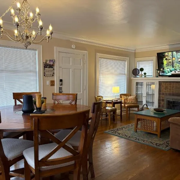 Seattle-Queen Anne--7 BR 3 BA--One Block to SPU, hotel in Seattle