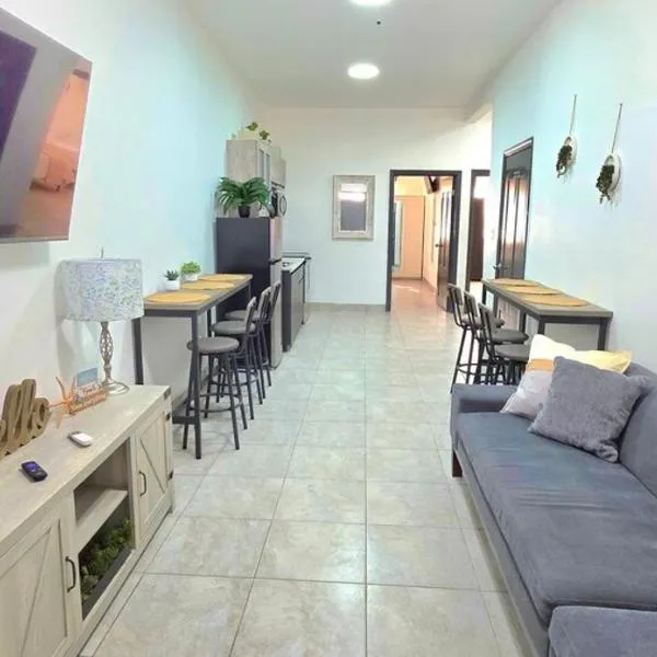 10 MIN FROM BEACH! 4 Queen Beds，佩納斯科港的飯店