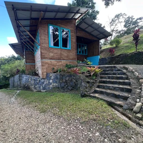 Eco-Bamboo Cottages, hotel v destinaci Turrialba