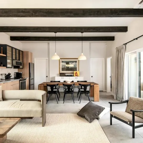 Luxe Boulder Hideaway Mins to JTNP 2 Acres, Hotel in Joshua Tree