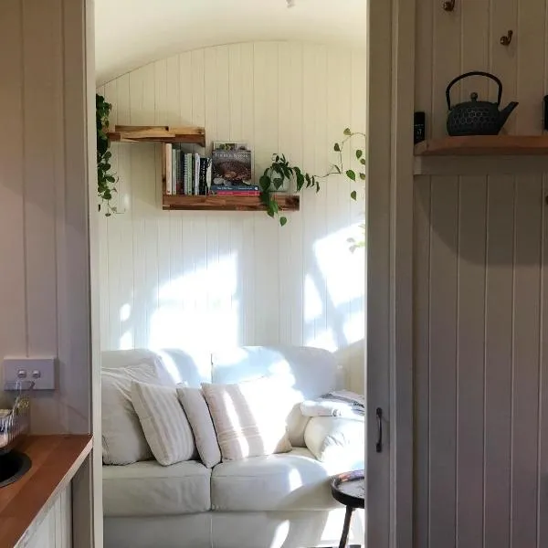Holly Tree Hut at the little garden farm, ξενοδοχείο σε South Bruny
