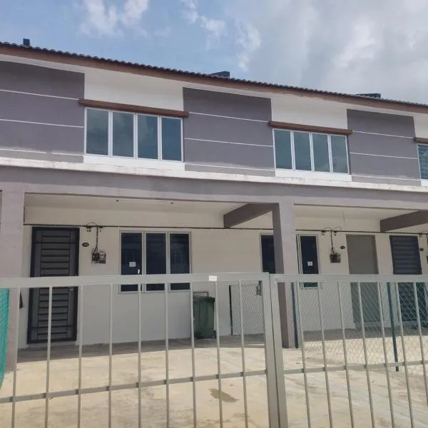 Lilly Grove Homestay, hotel in Kampong Ayer Melintas Besar