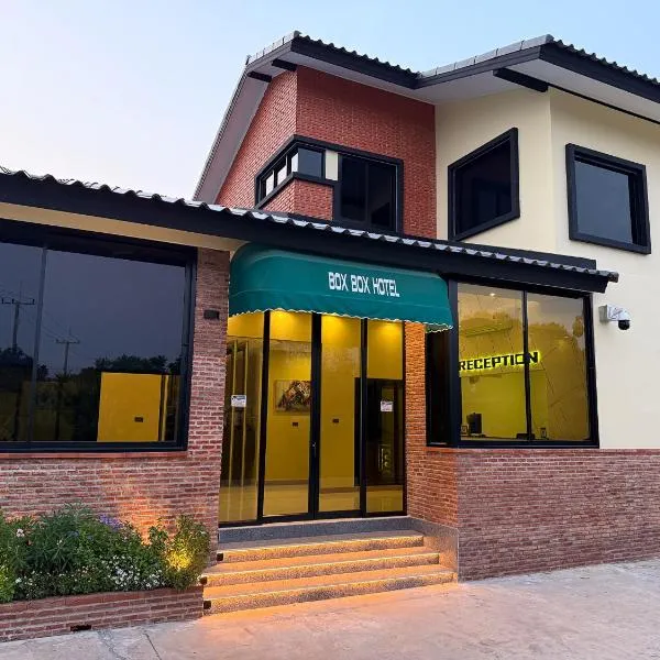 BOX BOX Hotel and Sports Restaurant, hotel en Sattahip