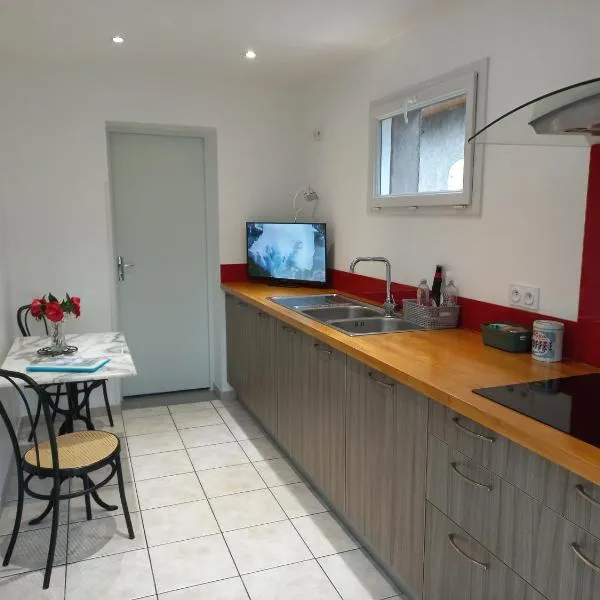 Appartement avec jardin, khách sạn ở Adé