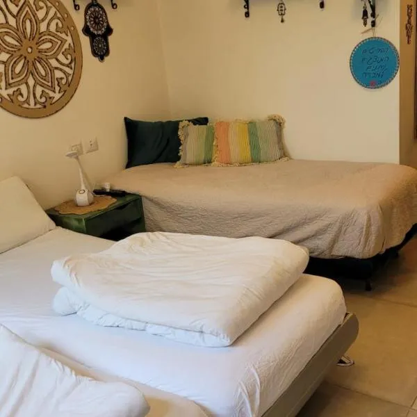 נקודות ריפוי, hotel v destinaci Tirat Karmel