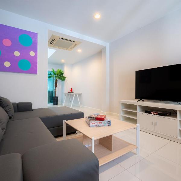 3 Bedroom Spacious Home in Downtown Bangkok Near MRT BTS Asok Station, Бангкок