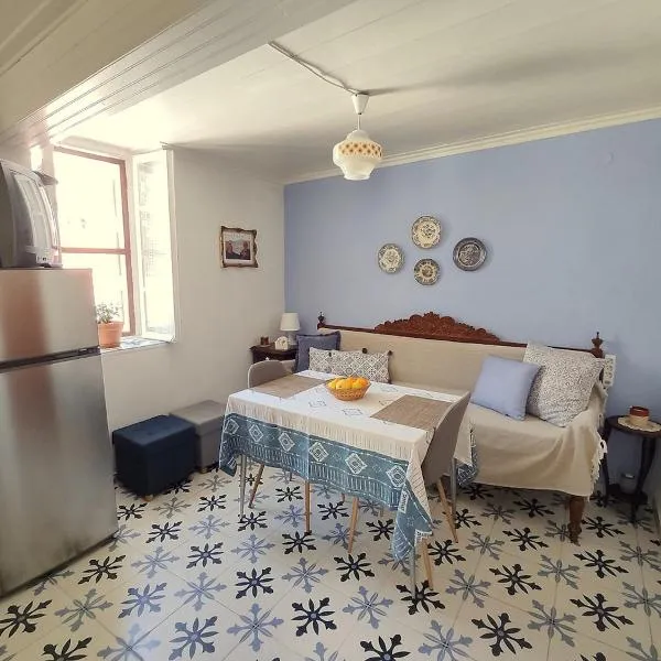 Lovely 2-bedroom with panoramic view、スコペロスのホテル