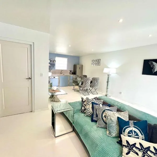 Blue Icon Apartment at Mambo Beach with pool, hotel v destinaci Willemstad