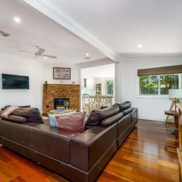 Garden Precinct 3BR, Walking distance to Airport - Hosted by Canstay、Duntroonのホテル