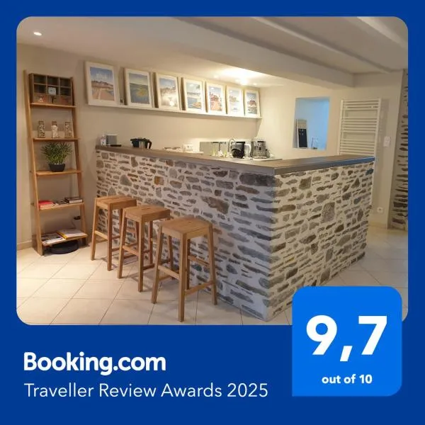 Maison de ville située à 8 kms du Mont St Michel, hotel in Pontorson