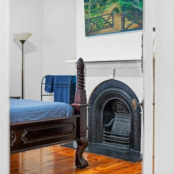 Character 1880s Renovated Cottage - Quiet location, hotell i Adelaide