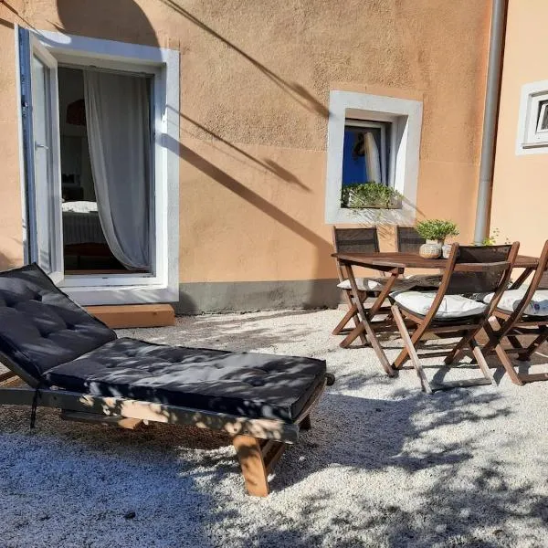 Cozy Apartment In Old Pfarrhaus, hotel in Zweikirchen