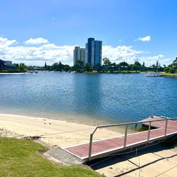 VILLA AQUILA - Mermaid Waters, hotel in Gold Coast