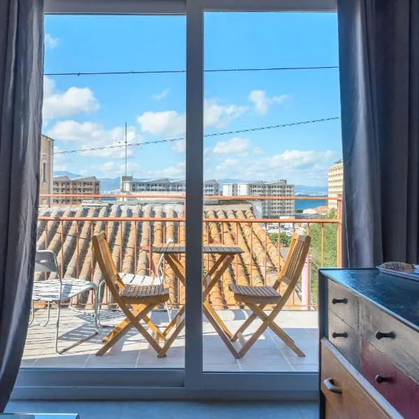 Bright and Lovely 1BR Penthouse in King Street, hotel a Gibraltar