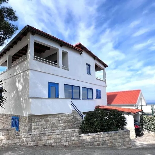 Spacious Apt with Panoramic Sea View, hotel in Stomorska