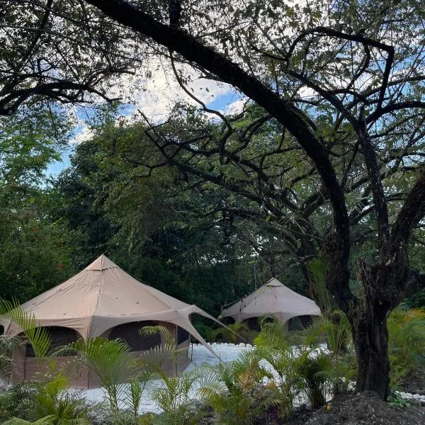 SurFreak Backyard Glamping CoWorking Experience, hotel en Mal País