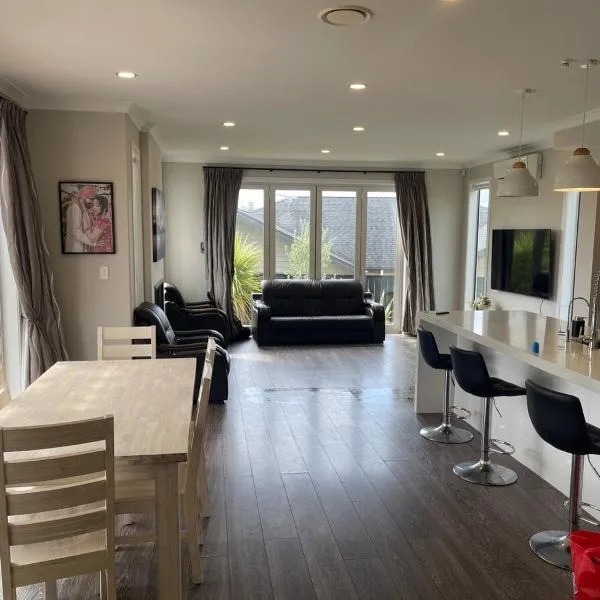Spacious & Stylish Retreat, hotel in Whangaparaoa