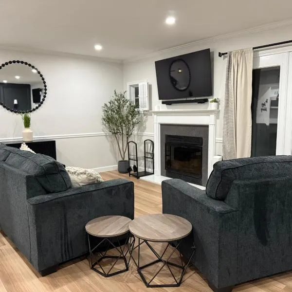 Newly Renovated Villa with King Bed and Amenities, 1 mile to Mohegan Sun, hotel v destinaci Norwich