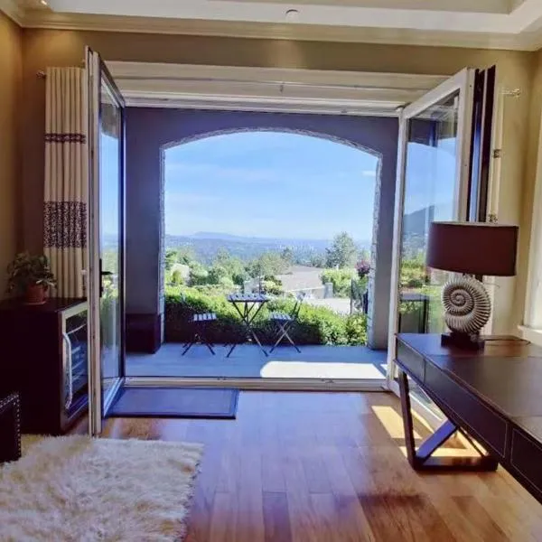 Stunning view in elegant 1 bedroom suite, hotel in West Vancouver