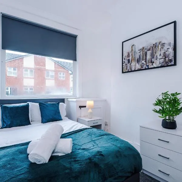 Large 4BR Stoke City Home - Sleeps 10, Near Alton Towers, hotel in Stoke on Trent