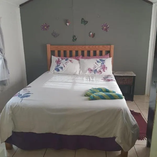 Chalet 1 Camping Style at Cynthias Country Farmstay Outside bathroom，位于哈特比斯普特的酒店