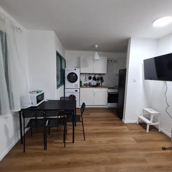 Comfy Flat Near TLV Airport, hotel in Lod