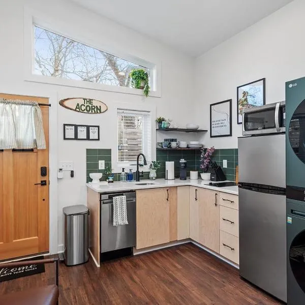 The Acorn - Tiny House in HISTORIC OAKWOOD,位于罗利的酒店