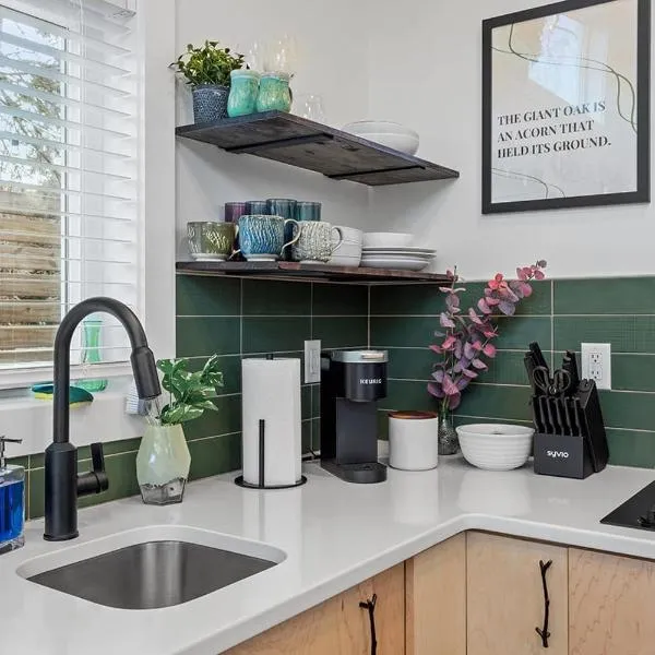 The Acorn - Tiny House in HISTORIC OAKWOOD，位于罗利的酒店