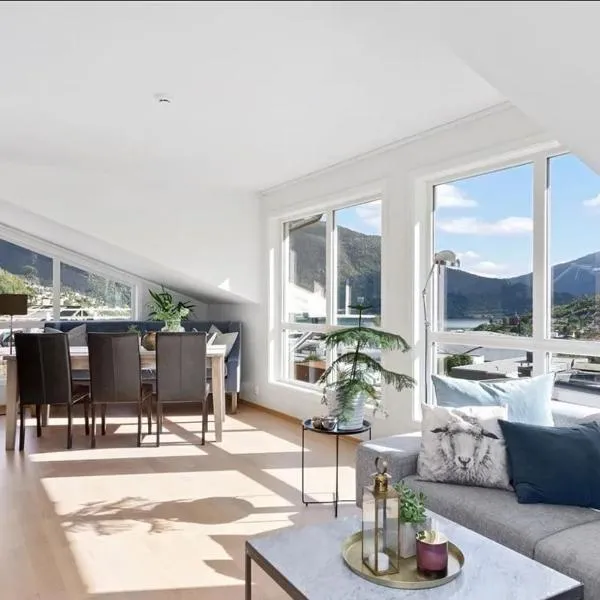 4 roms leilighet ved Fosshaugane Campus, hotel in Sogndal