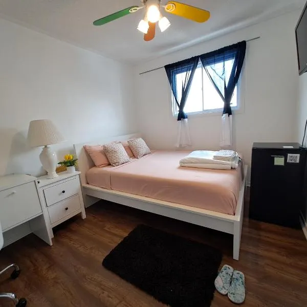 Lala-near Pearson airport-mall-free parking, hotel em Mississauga