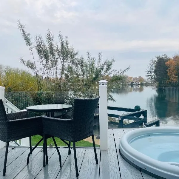 Lakeside Bliss with Fishing Peg and Hot Tub, Hotel in Tattershall