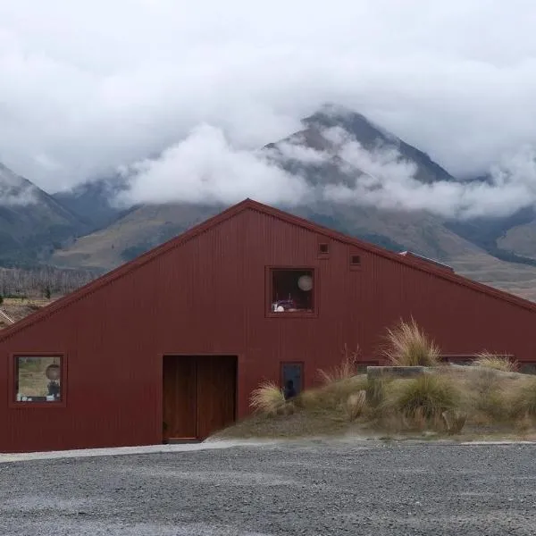 The Brown House 2: Ohau şehrinde bir otel