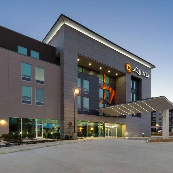 La Quinta Inn & Suites by Wyndham San Antonio at the RIM, hotel v mestu San Antonio