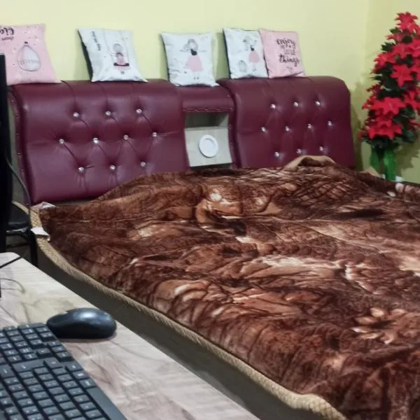 Pine Guest House sawan tangmarg, hotell sihtkohas Tangmarg