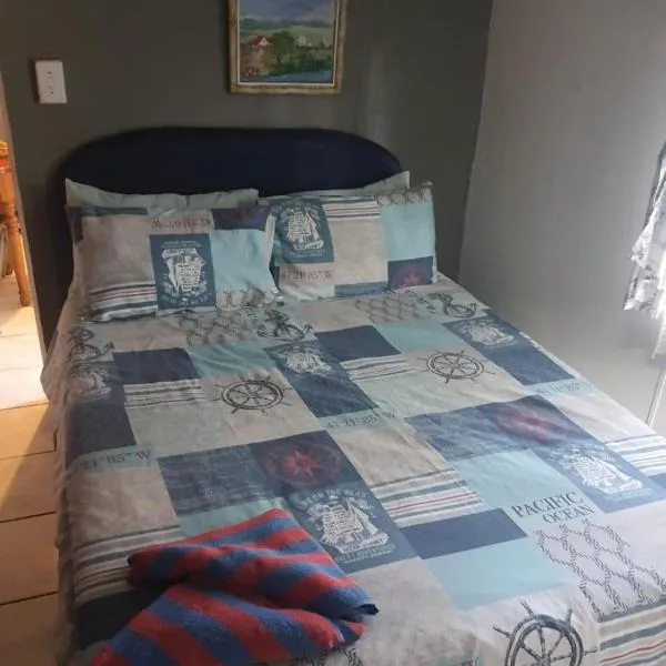 Chalet 2 Camping Style at Cynthias Country Outside bathrooms, hotel in Hartbeespoort