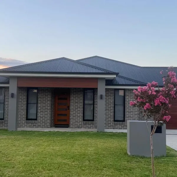 Entire 4 bedroom home on Connolly in Bathurst, hotel v destinaci Kelso