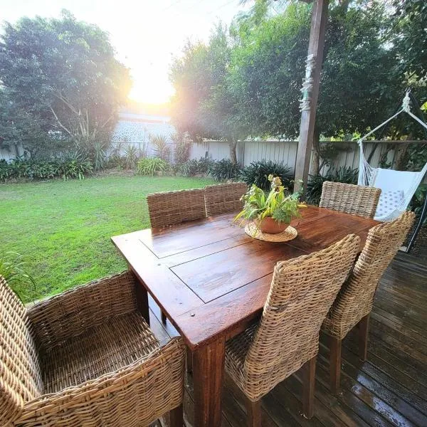 Once Upon A Tide 700m to Umina Beach Modern 3 bedroom 5 bed home、ユーミナのホテル