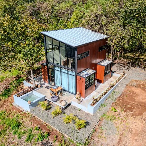 Charming Tiny House with Small Pool & Fire Pit, hotel v destinácii Lagartero