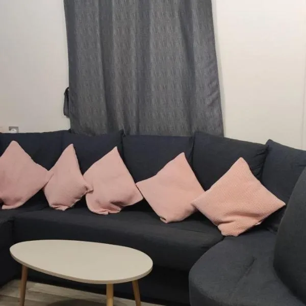 mobil home chaleureux et idyllique, hotel v destinaci Lattes