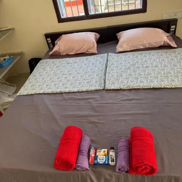 Sels Home 2 single bed, attached bathroom, lift, third floor, CAR park, entire terrace，位于钦奈的酒店