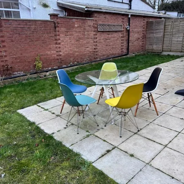 Family Retreat Studio 30min to Central London, hotel in London