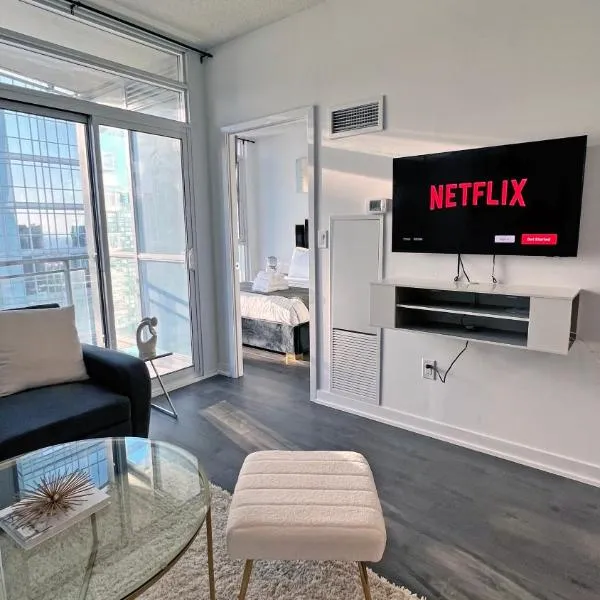Downtown Oasis Condo with Balcony & Free Parking, hotel in Toronto