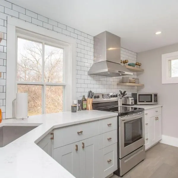 Boutique Quality Home Downtown by the Shaw, hotel in Niagara on the Lake