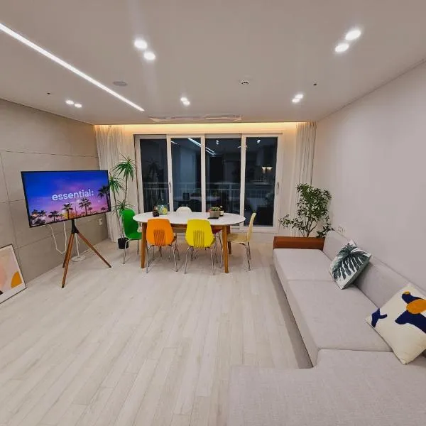New 패밀리 & 친구 여행 모임 청결하고 쾌적한 넓은 신축아파트 주차 편리 쓰리룸，位于富川市的酒店