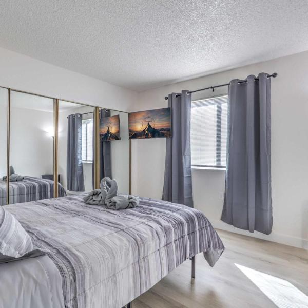 Modern Comfort Near Vegas Attractions! Sleeps 6!, Las Vegas