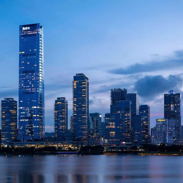 Raffles Shenzhen, Situated in the heart of One Shenzhen Bay, Book Now to Enjoy Free Minibar and Happy Hour Privileges at Long Bar on 71F, hotel in Shenzhen
