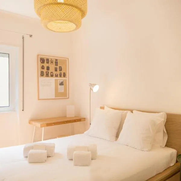 Stylish Home With Private Patio by LovelyStay, Hotel in Lissabon